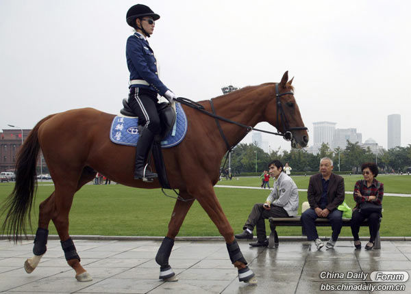 Patroli Polwan Berkuda di China 4
