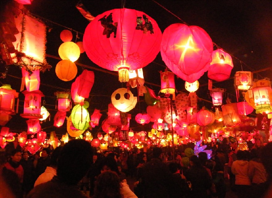 高中英語作文:happy lantern festival